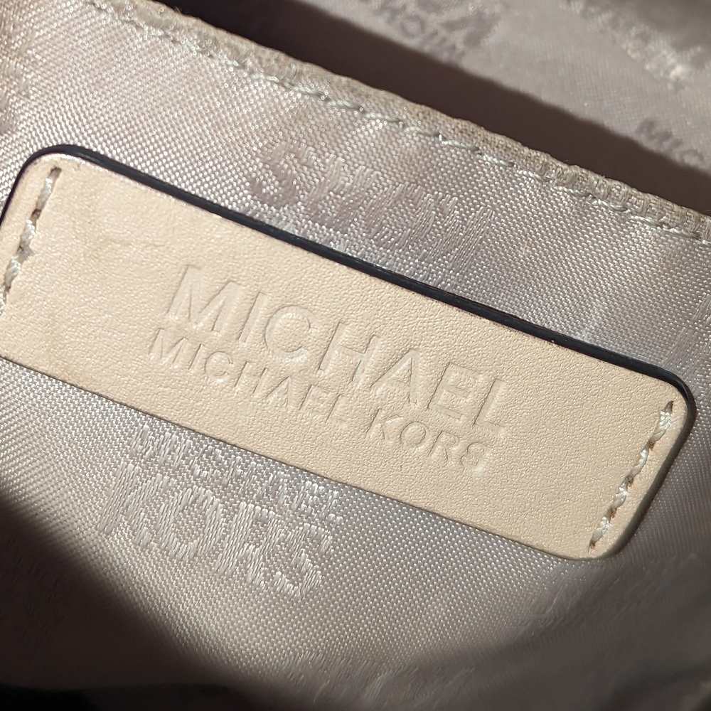 Michael Kors Yet Setter tote bag . - Picture 9 of 14